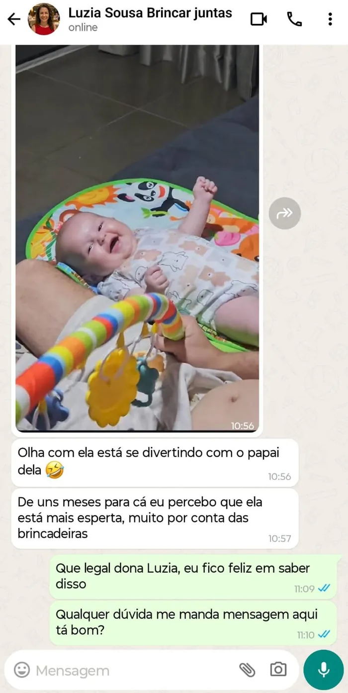 Conversa no WhatsApp em que a mãe conta que a bebê está mais esperta e se divertindo com o papai